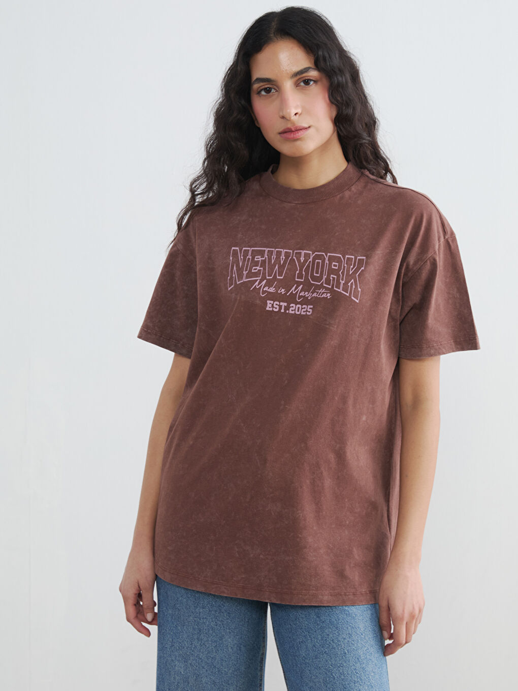 Kahverengi Bisiklet Yaka New York Baskılı Kadın Tişört	