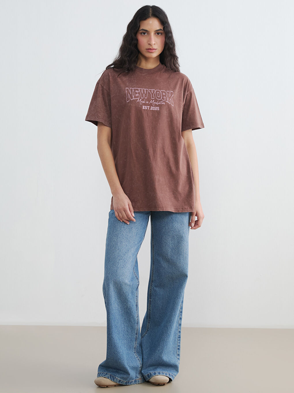 Kahverengi Bisiklet Yaka New York Baskılı Kadın Tişört	-1