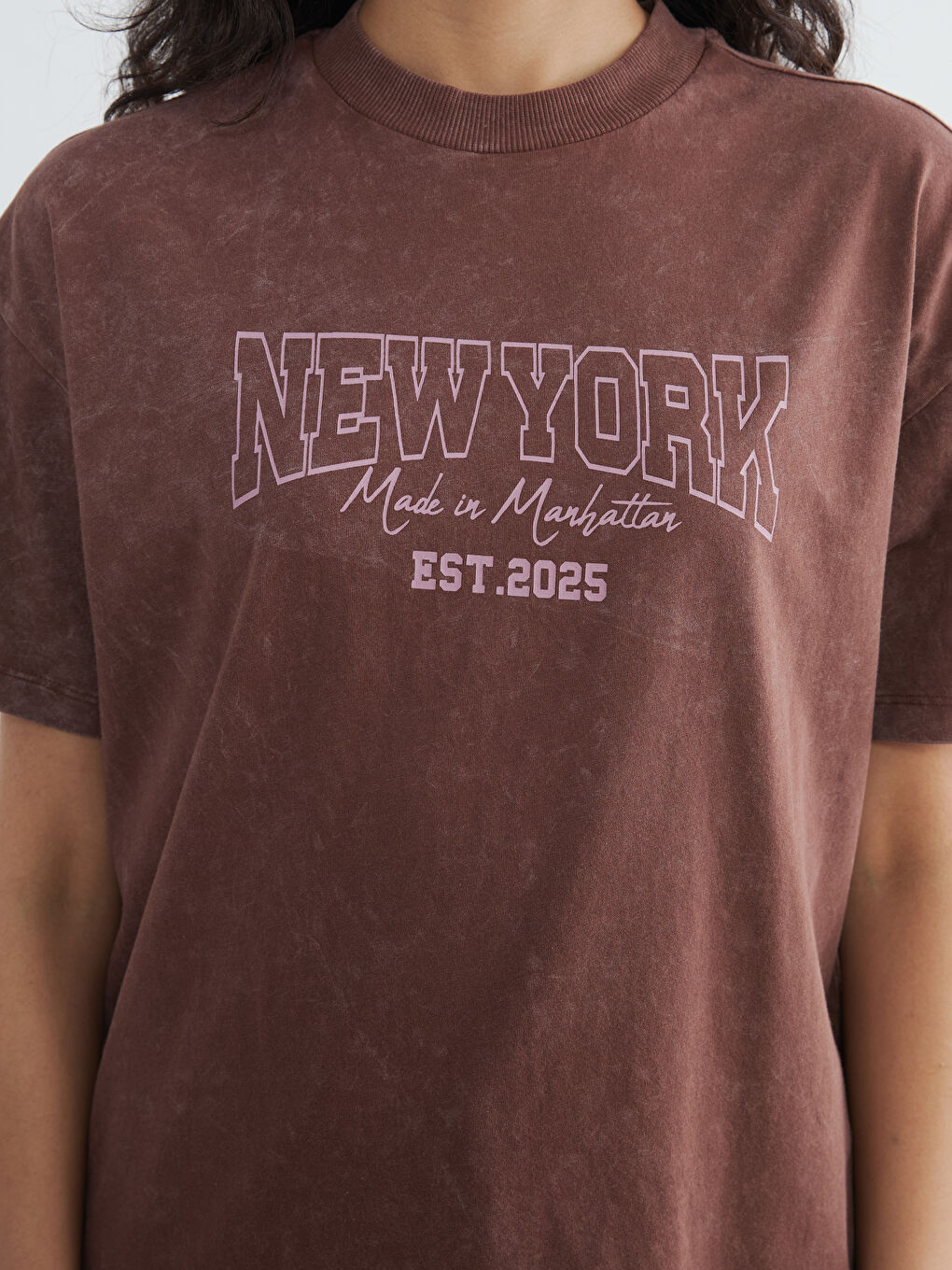 Kahverengi Bisiklet Yaka New York Baskılı Kadın Tişört	-2