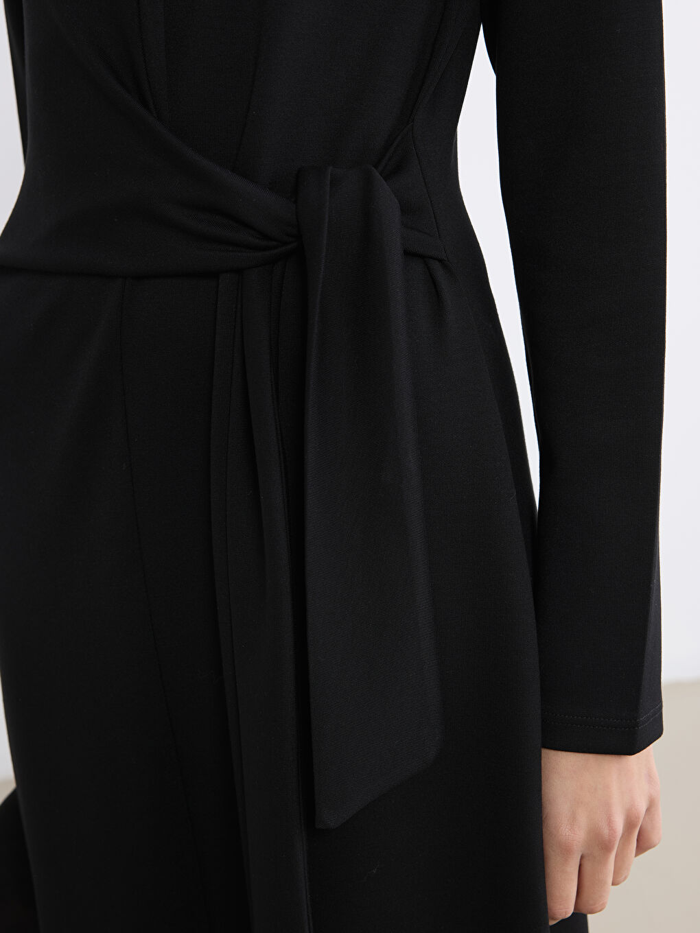 Siyah Bisiklet Yaka Bağlama Detaylı Elbise	-2