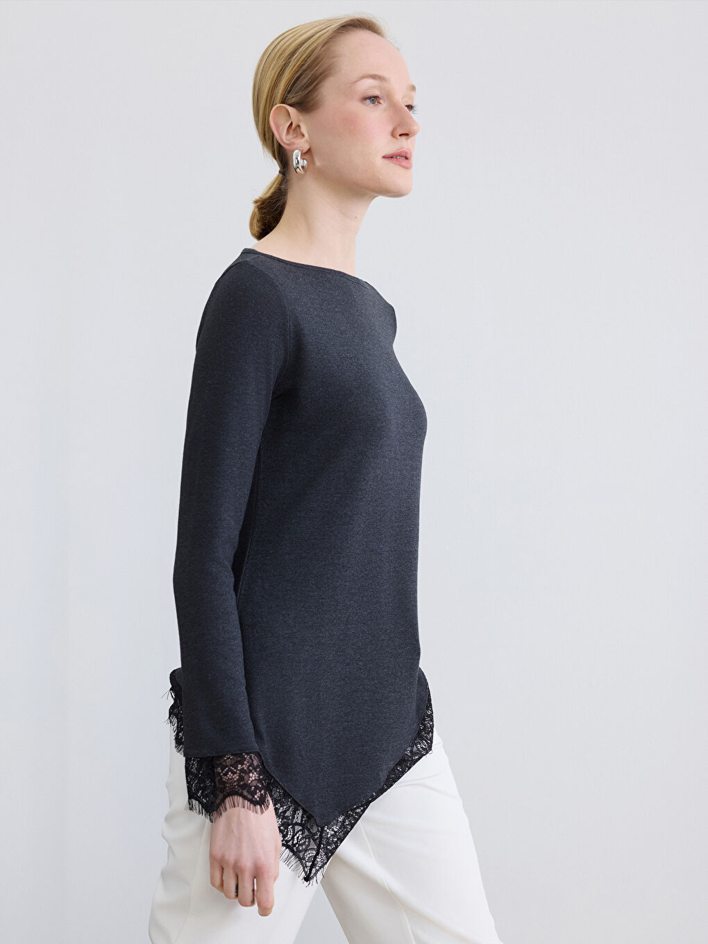 Antrasit Kayık Yaka Asimetrik Dantel Bluz