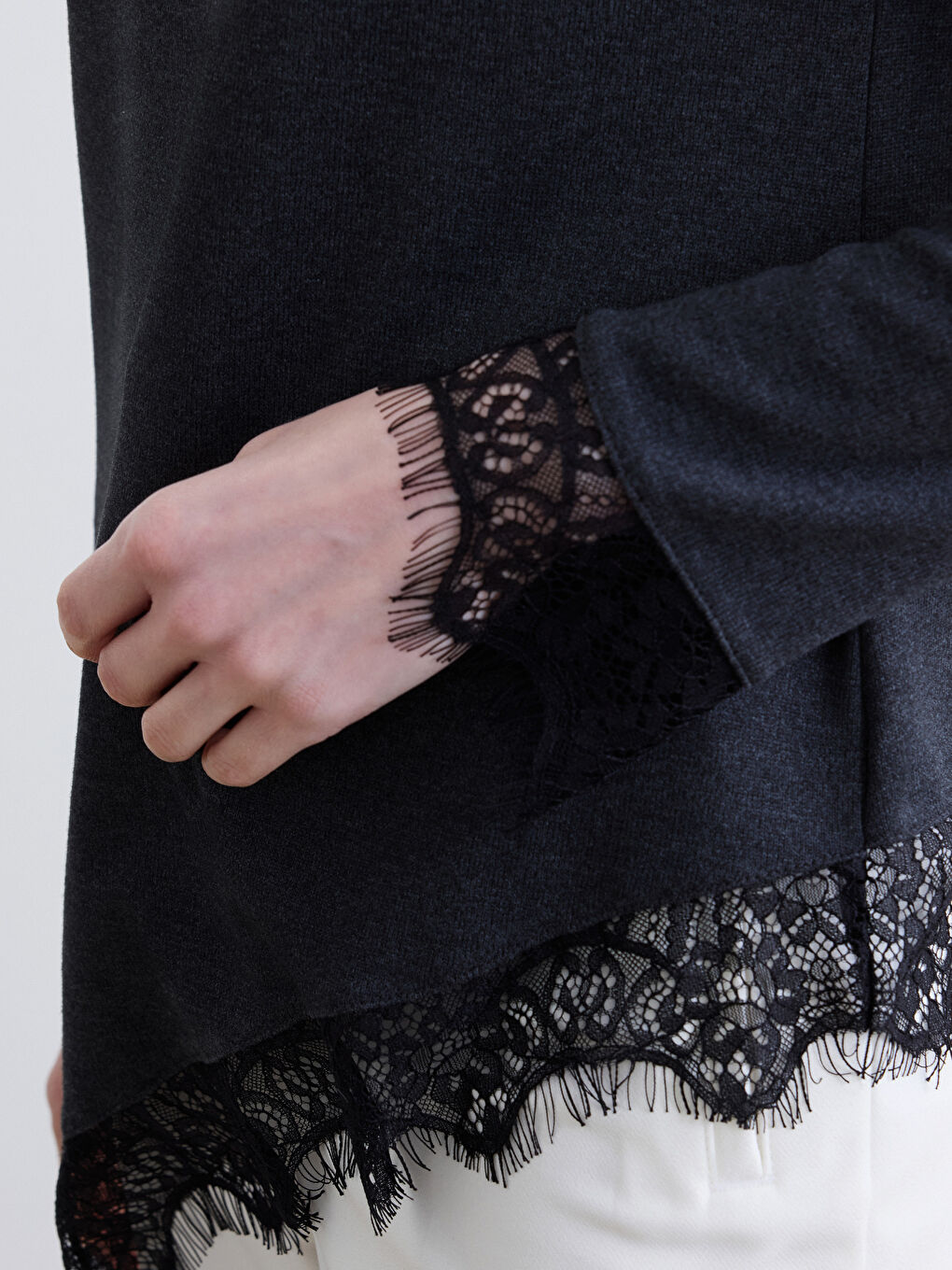 Antrasit Kayık Yaka Asimetrik Dantel Bluz-3
