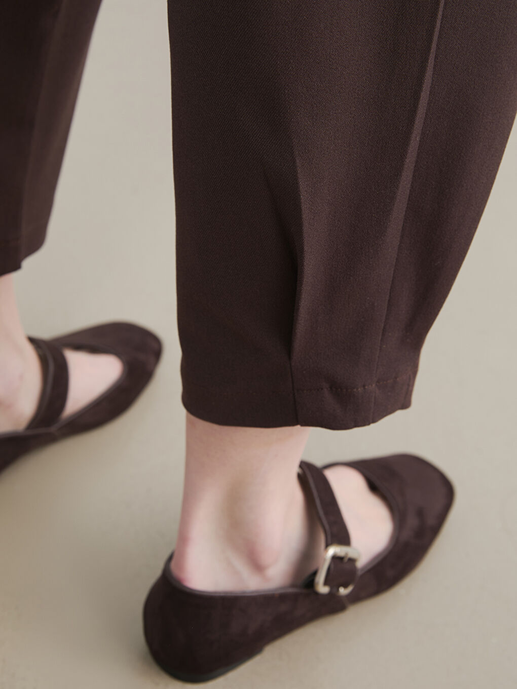 Kahverengi Beli Lastikli Kadın Pileli Kumaş Pantolon-3