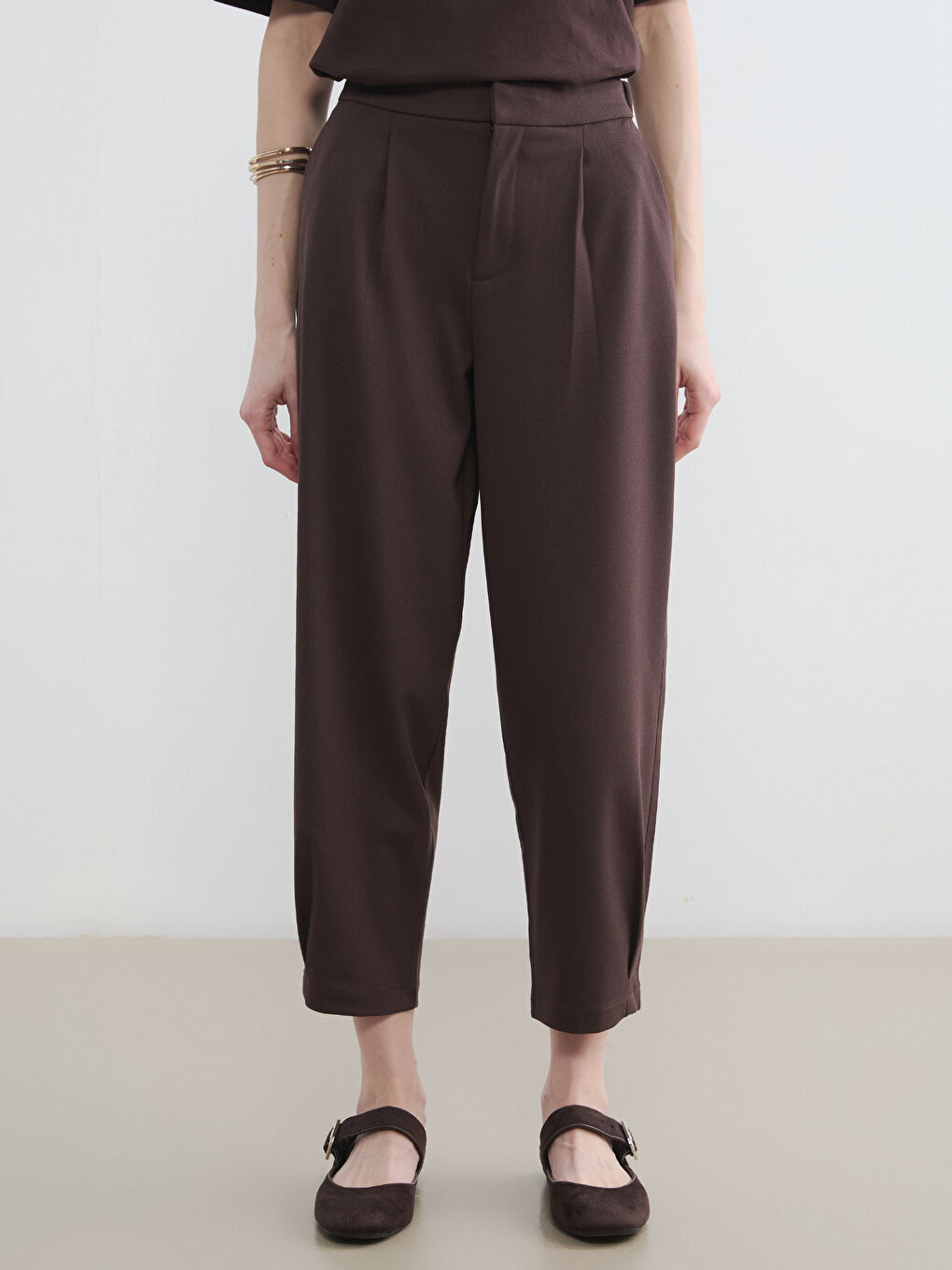 Kahverengi Beli Lastikli Kadın Pileli Kumaş Pantolon-1