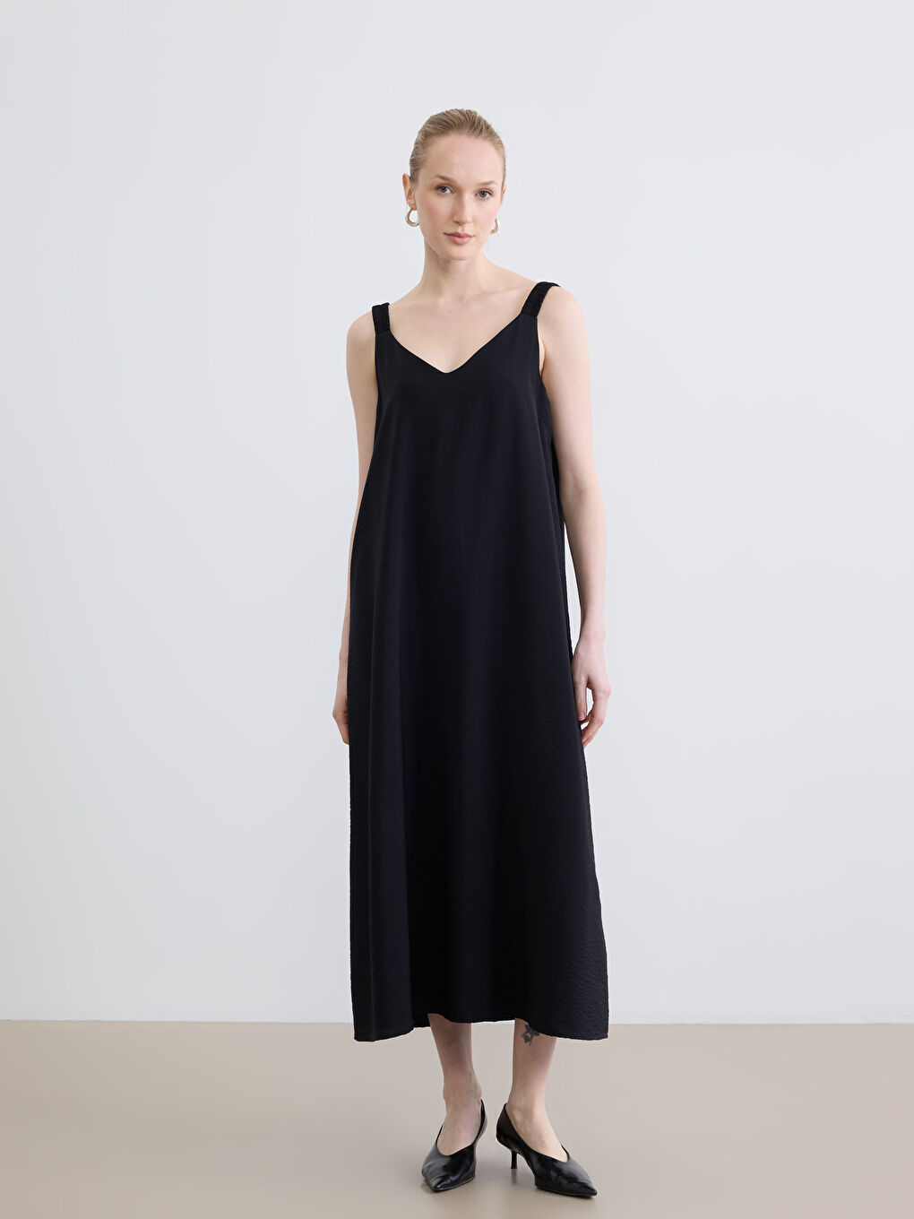 Siyah V Yaka Askılı A Kesim Elbise-1