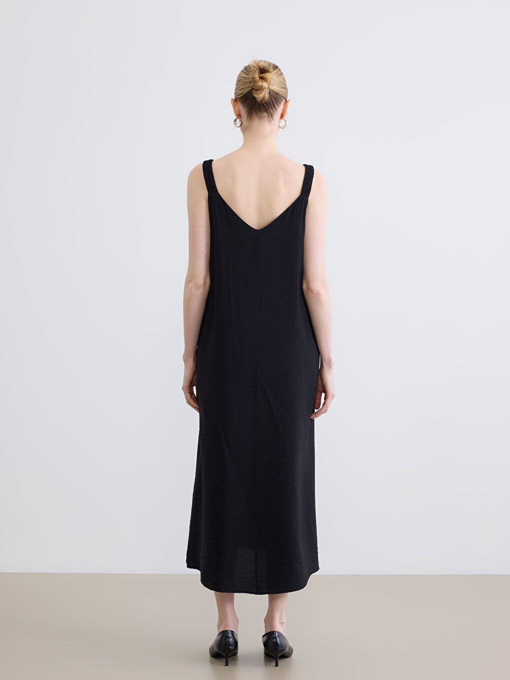 Siyah V Yaka Askılı A Kesim Elbise-3