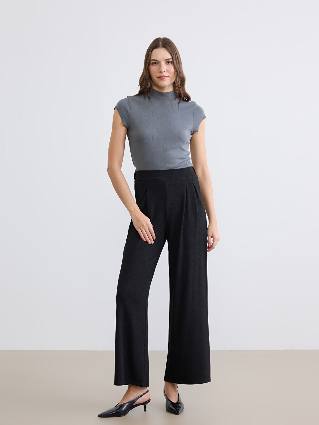 Siyah Beli Lastikli Geniş Paça Kadın Pileli Pantolon