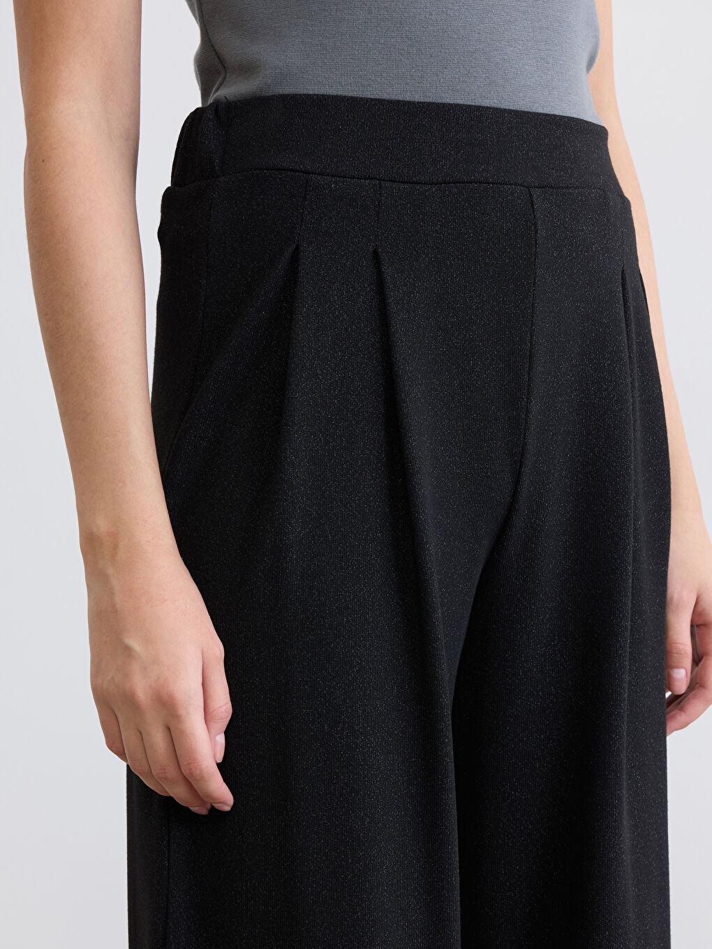 Siyah Beli Lastikli Geniş Paça Kadın Pileli Pantolon-2