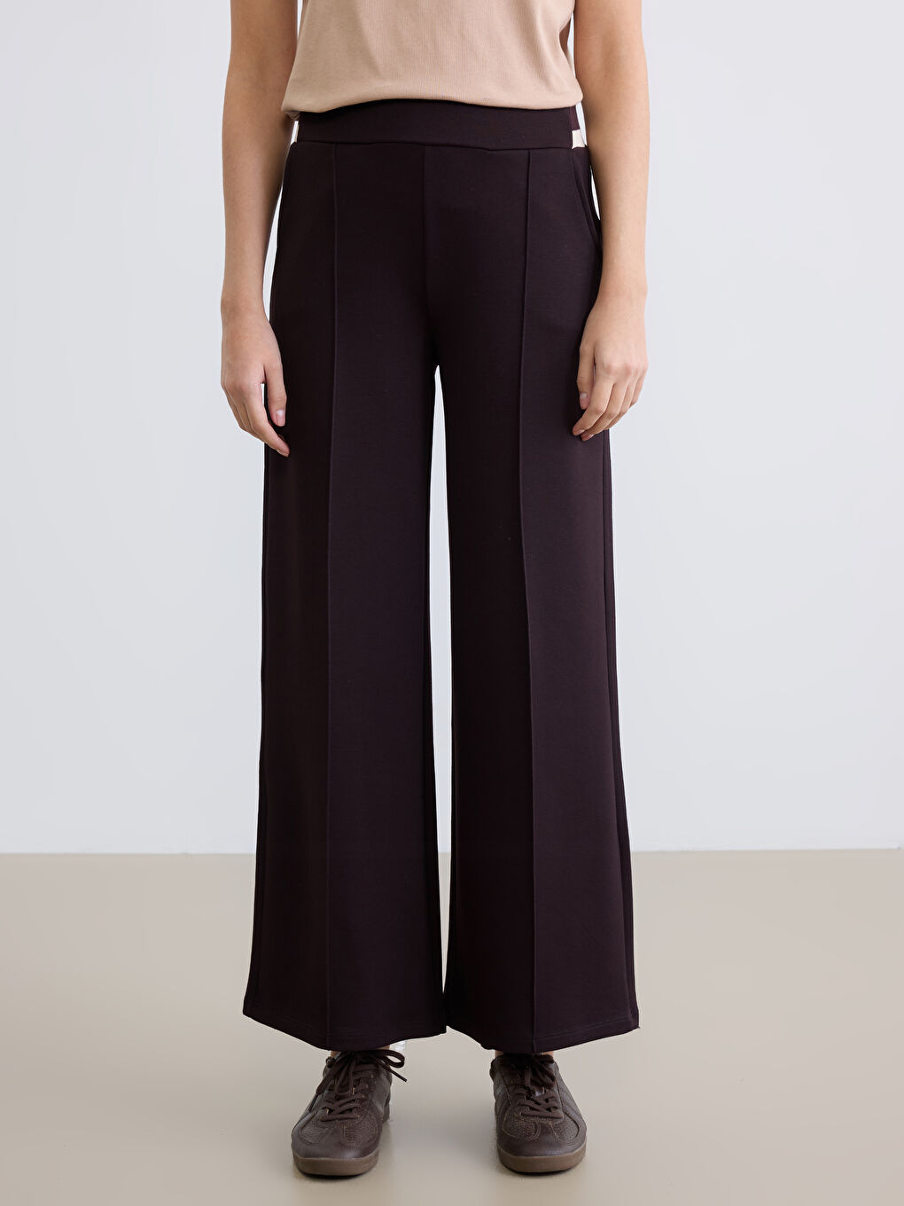 Непринужденная элегантность сочетается с повседневным комфортом в наших широких плиссированных брюках с эластичным поясом.-3