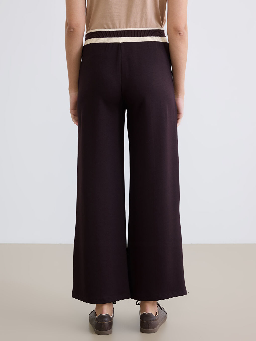 Непринужденная элегантность сочетается с повседневным комфортом в наших широких плиссированных брюках с эластичным поясом.-7