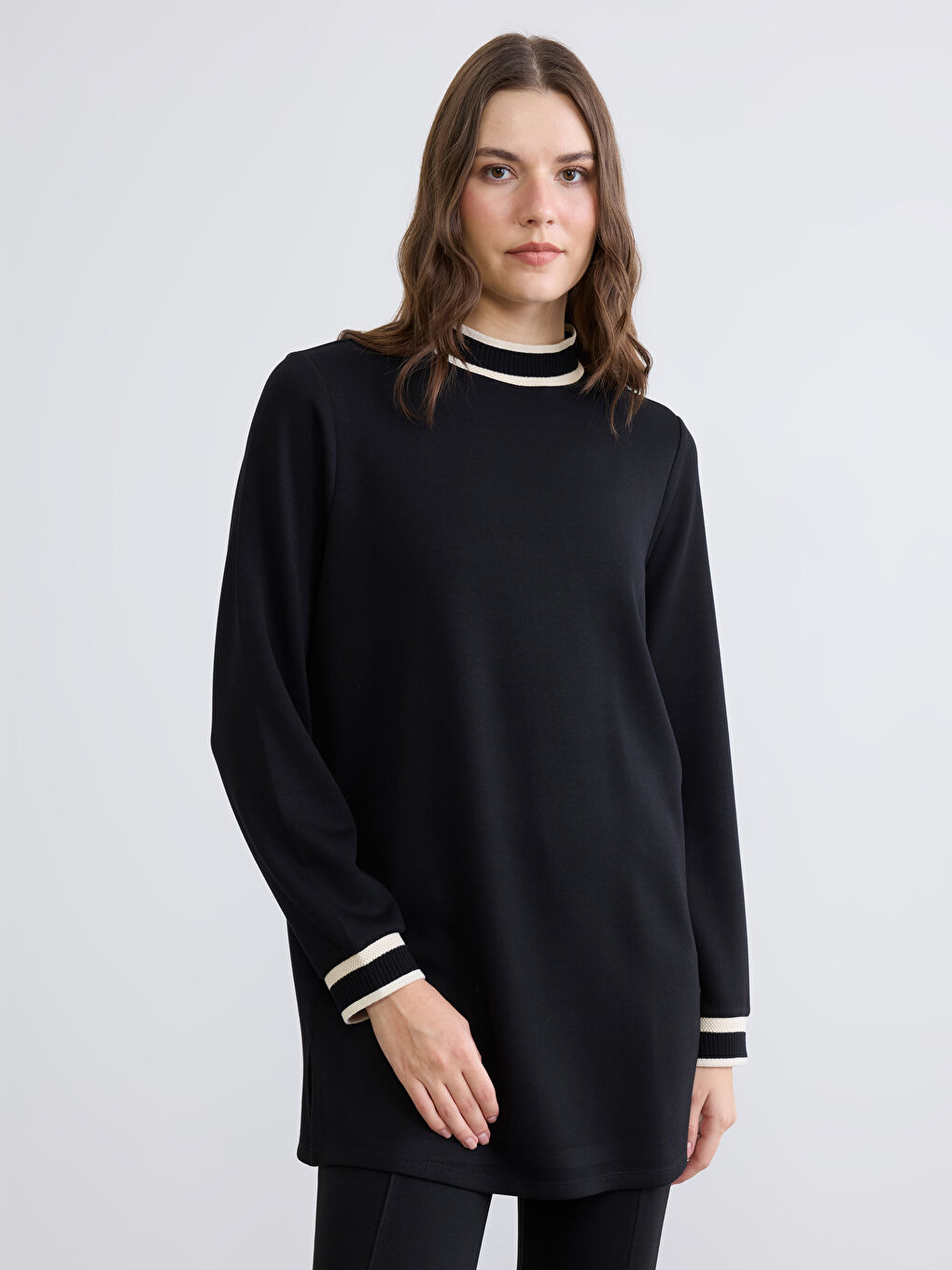 بلوزة للسيدات بملمس ناعم مع ياقة قمعية