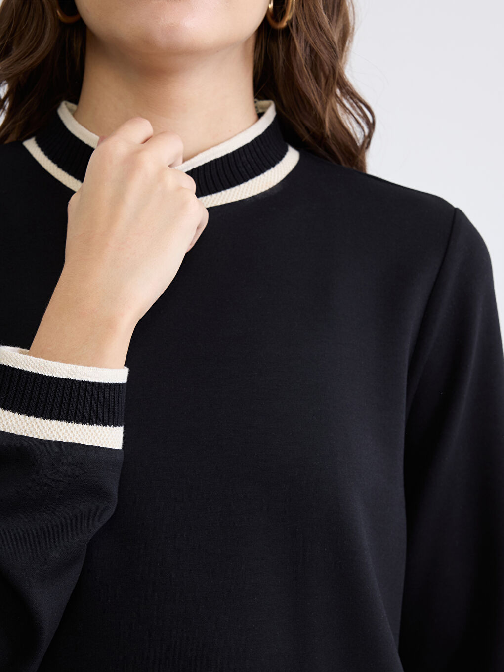 بلوزة للسيدات بملمس ناعم مع ياقة قمعية-6