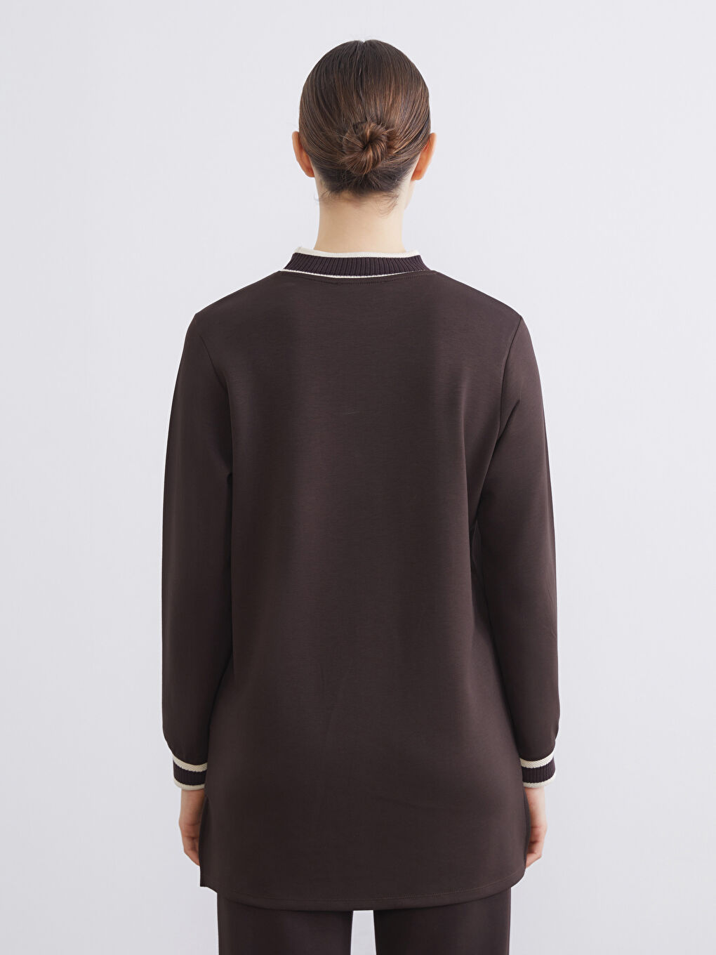 بلوزة للسيدات ناعمة الملمس بطول التونيك مع ياقة قمعية-4