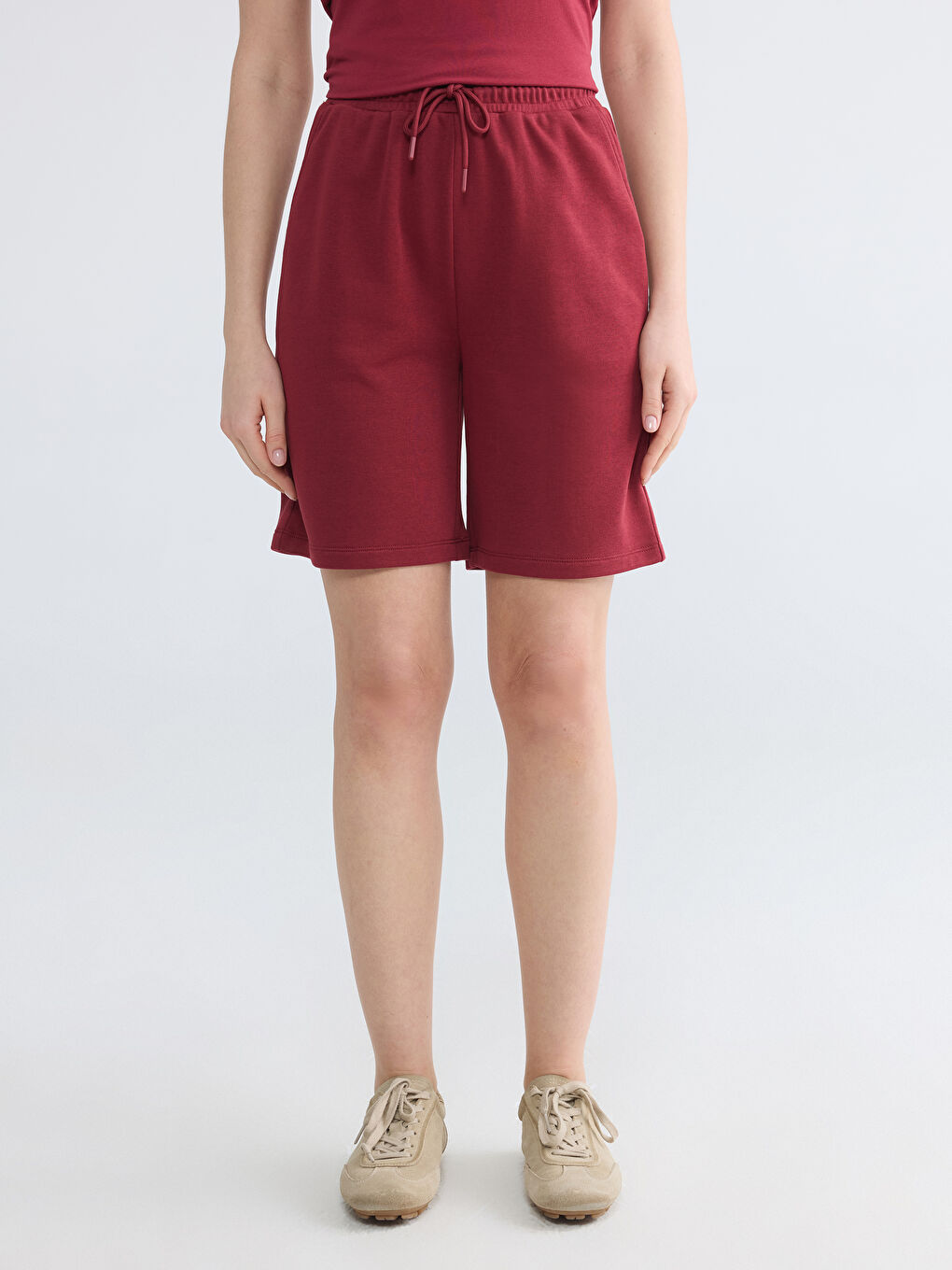 Bordo Beli Lastikli Kadın Şort-1