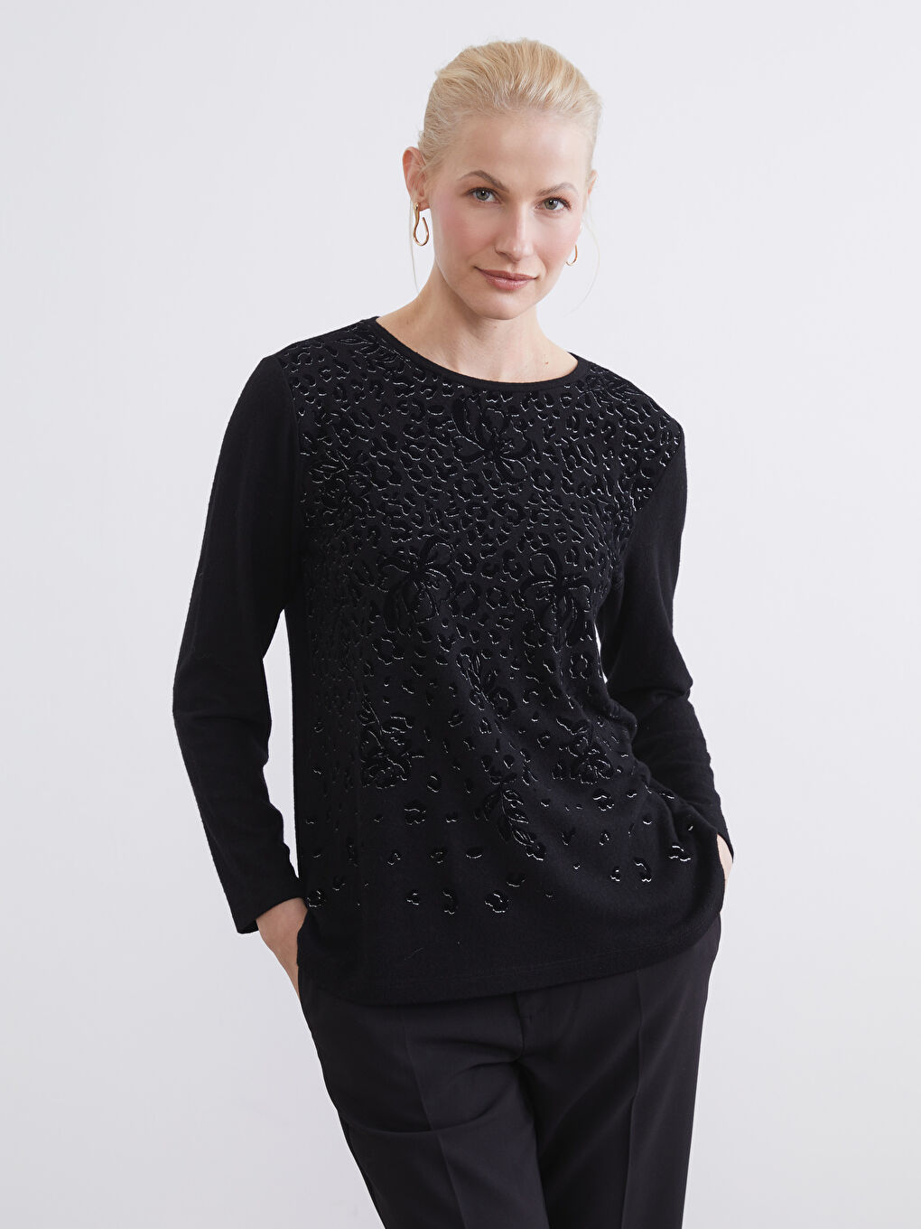 تیشێرت ڕه‌ش ژن