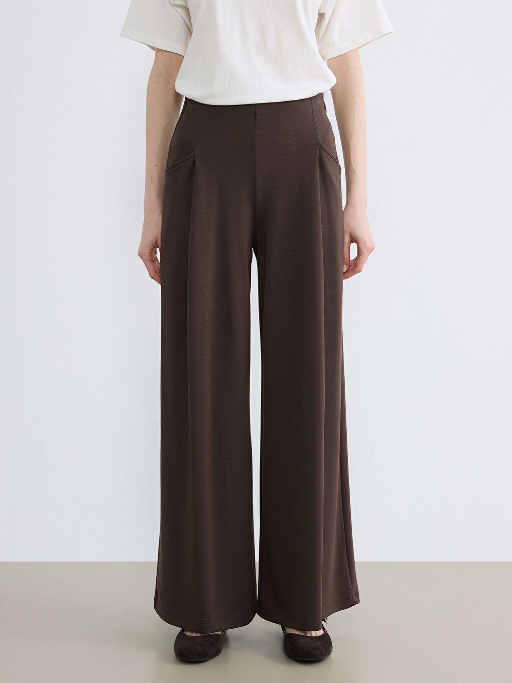 Kahverengi Standart Fit Geniş Paça Kadın Pileli Pantolon-1