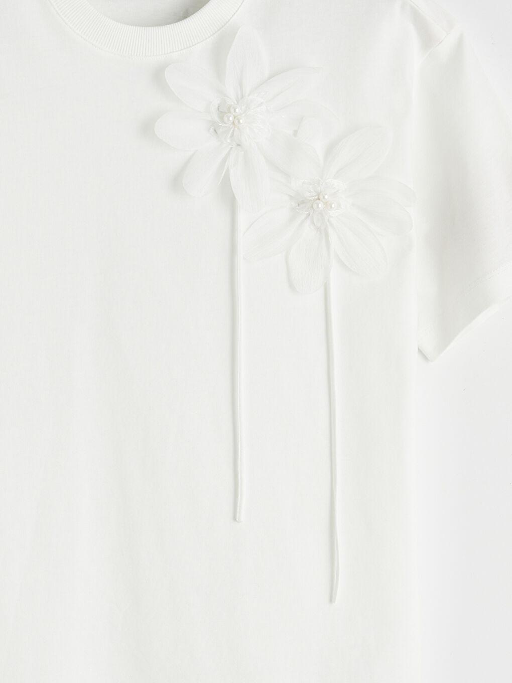 Ekru Bisiklet Yaka Çiçek Aplikeli Bluz-2