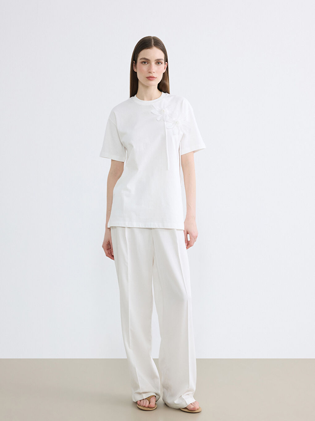 Блузка з круглим вирізом горловини з квітковими аплікаціями-1