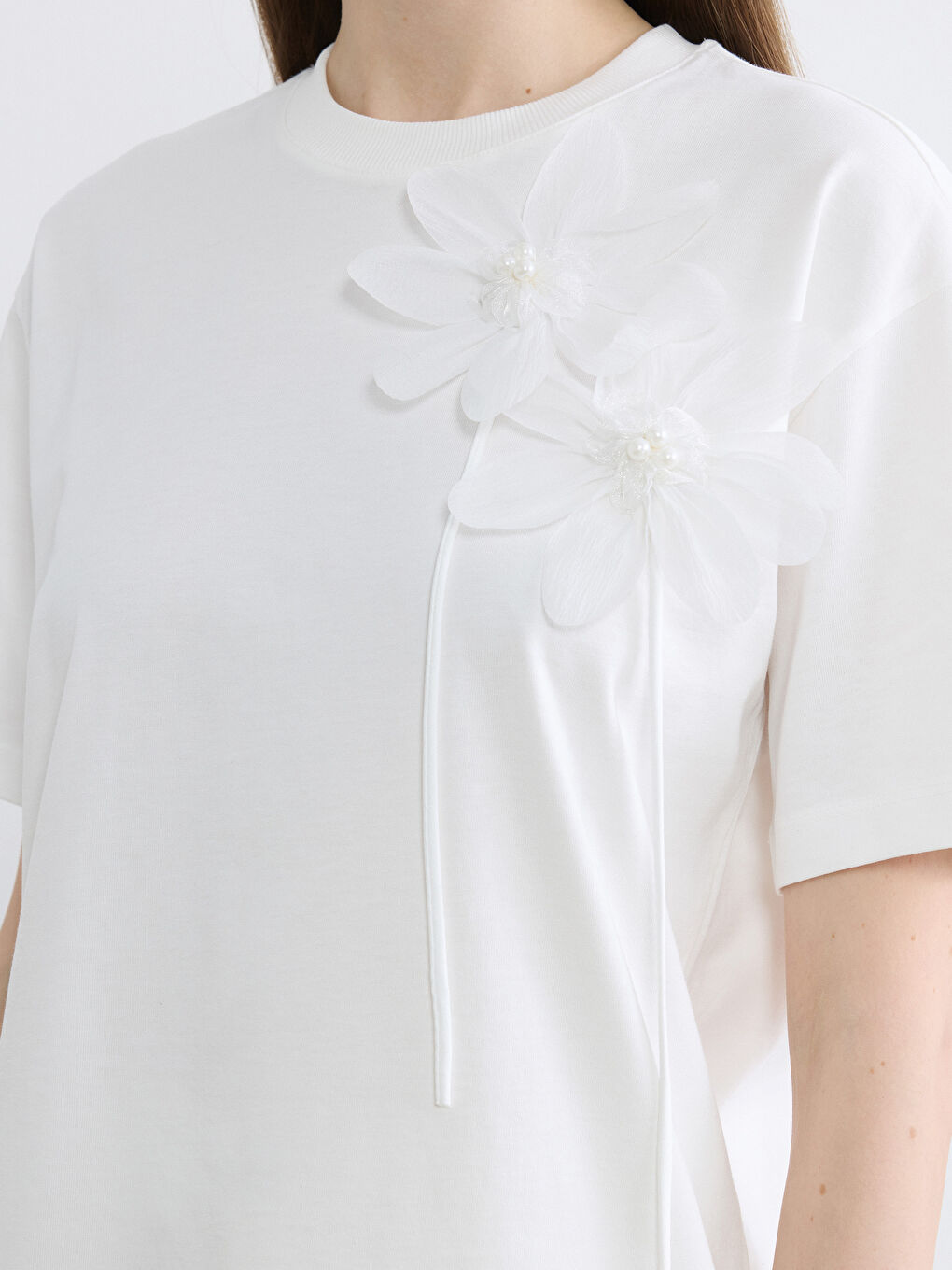 Блузка з круглим вирізом горловини з квітковими аплікаціями-2