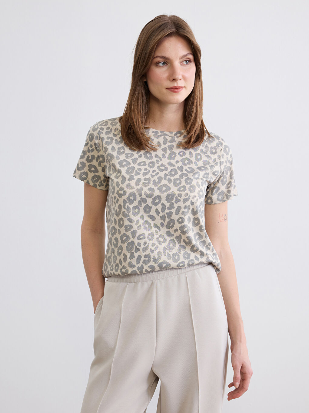 Ženska majica sa okruglim izrezom i leopard printom