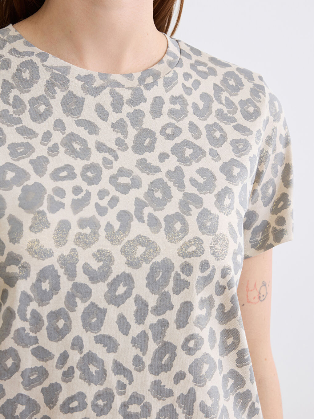 Ženska majica sa okruglim izrezom i leopard printom-2