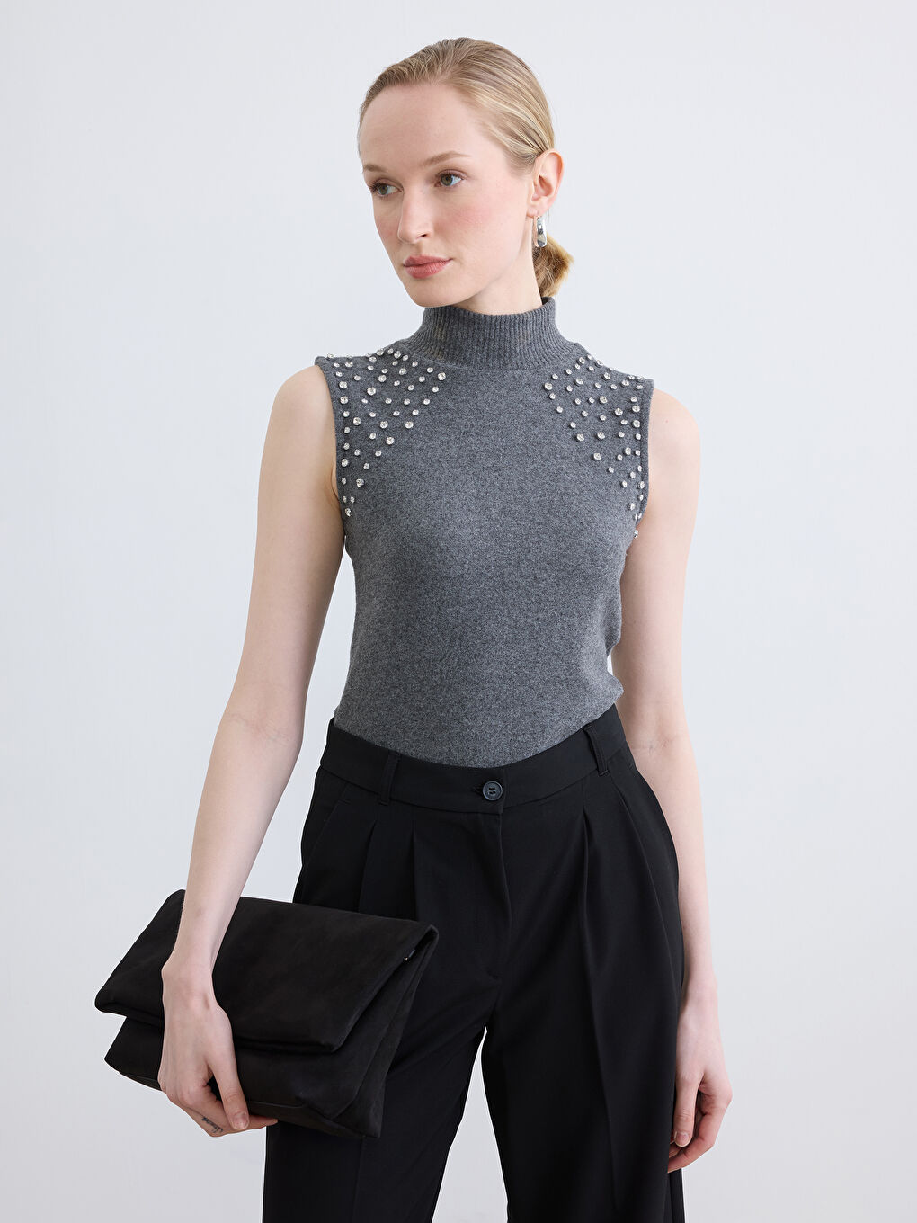 Блуза с висока яка и обсипана с кристали