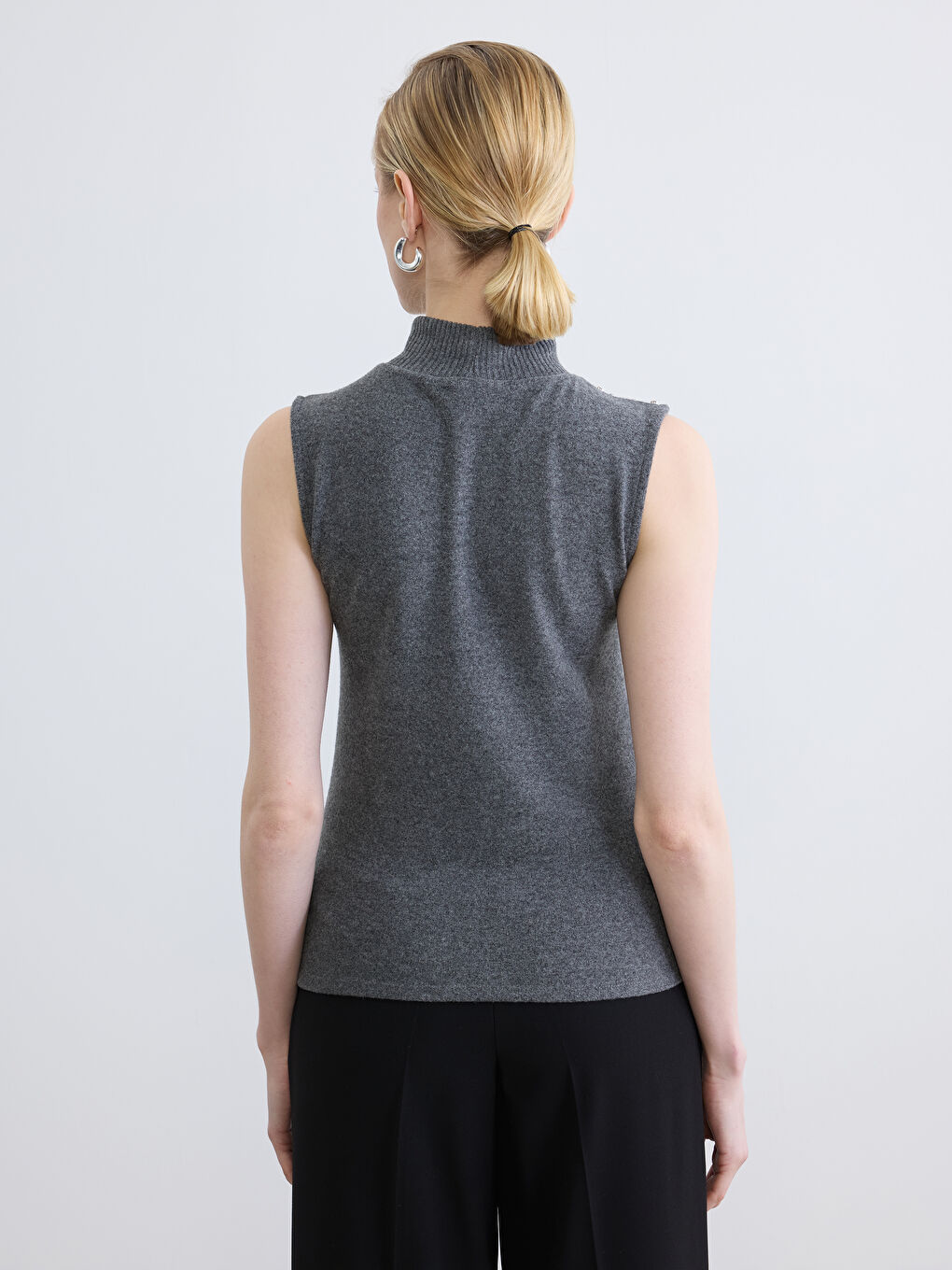 Блуза с висока яка и обсипана с кристали-2