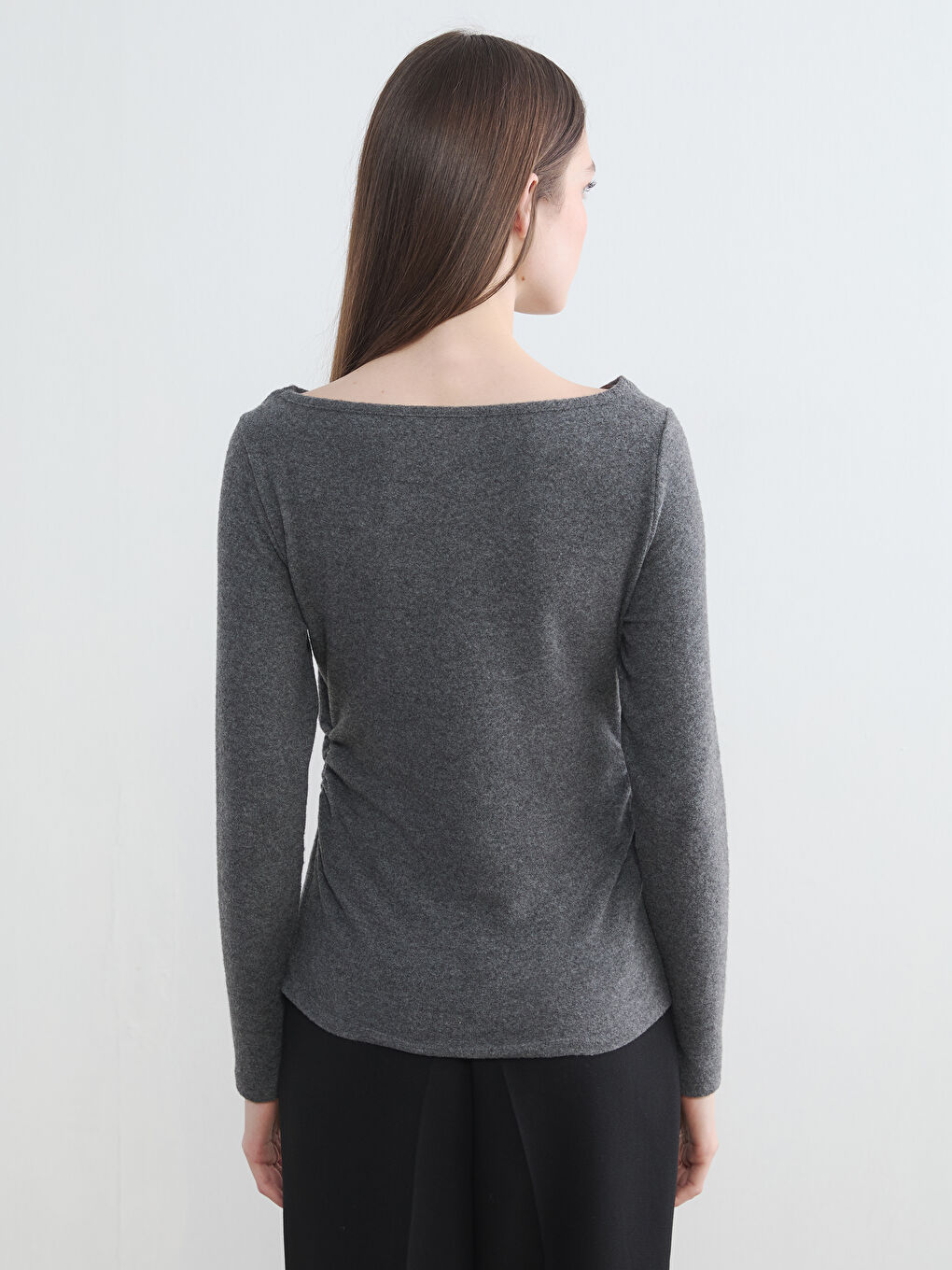 Gri Kayık Yaka Büzgülü Bluz-3