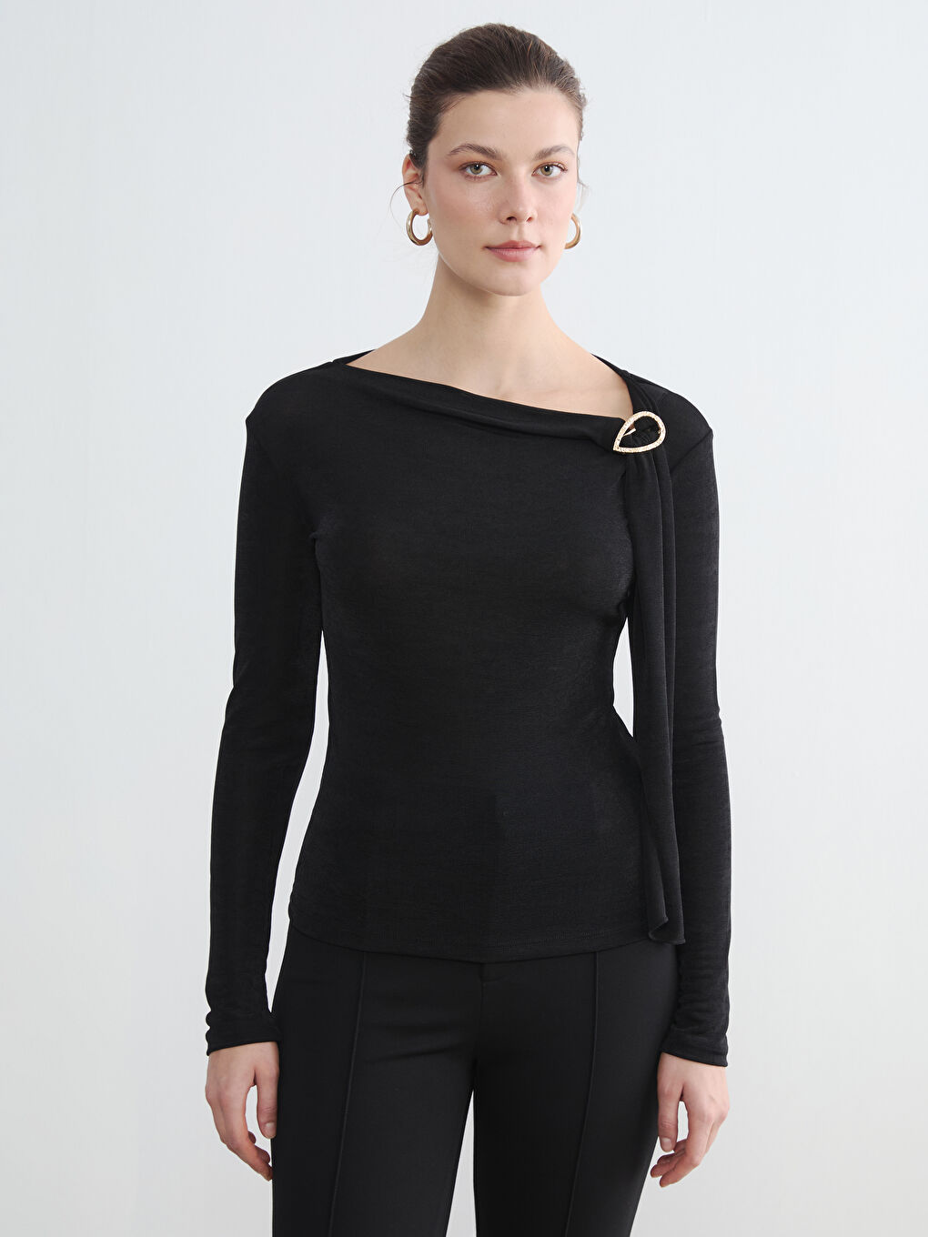 Siyah Kayık Yaka Büzgülü Kadın Body