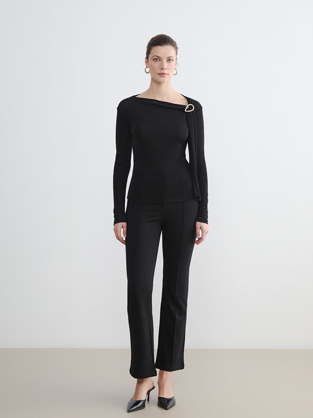 Siyah Kayık Yaka Büzgülü Kadın Body-1