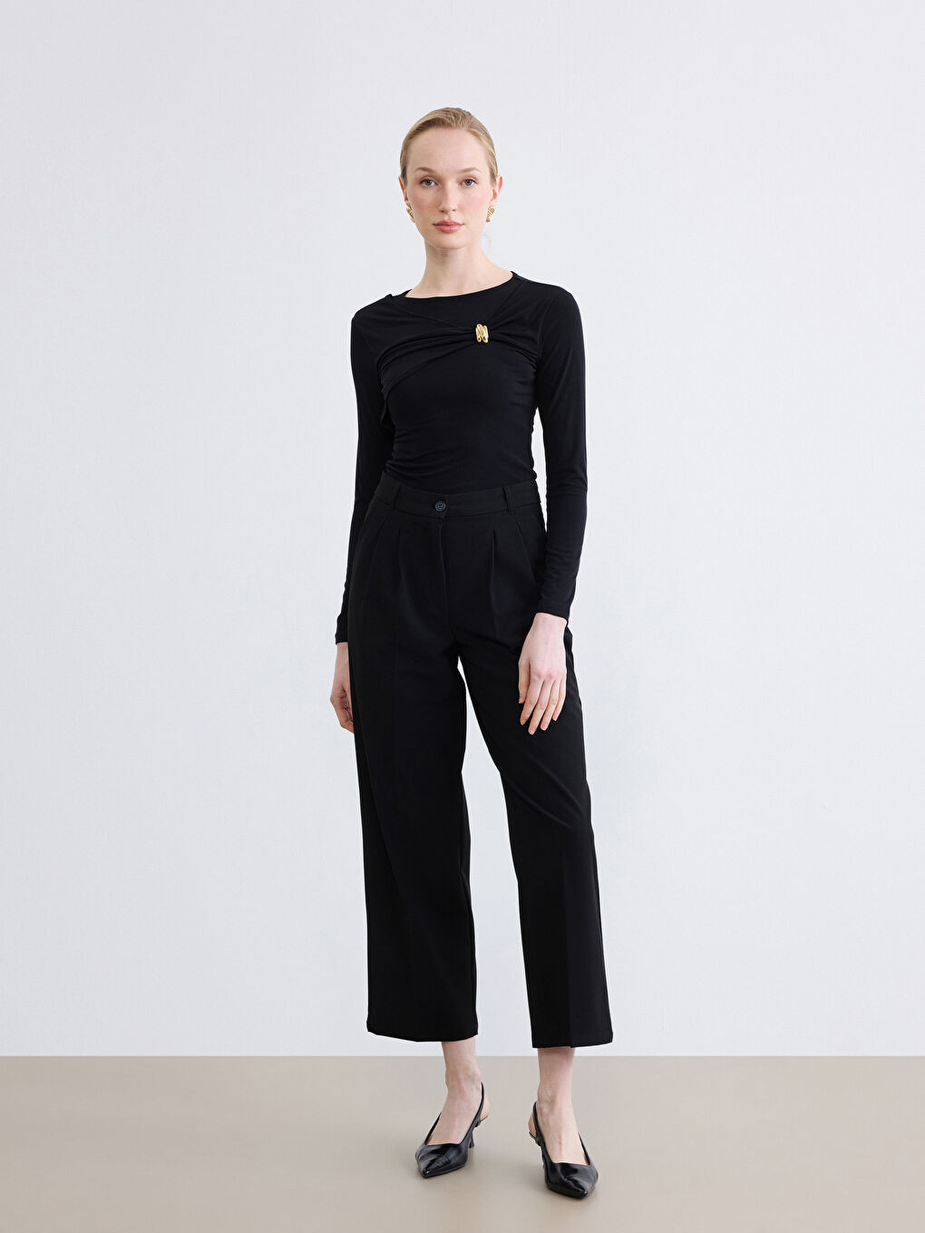 Siyah Bisiklet Yaka Büzgülü Toka Detaylı Kadın Body-1