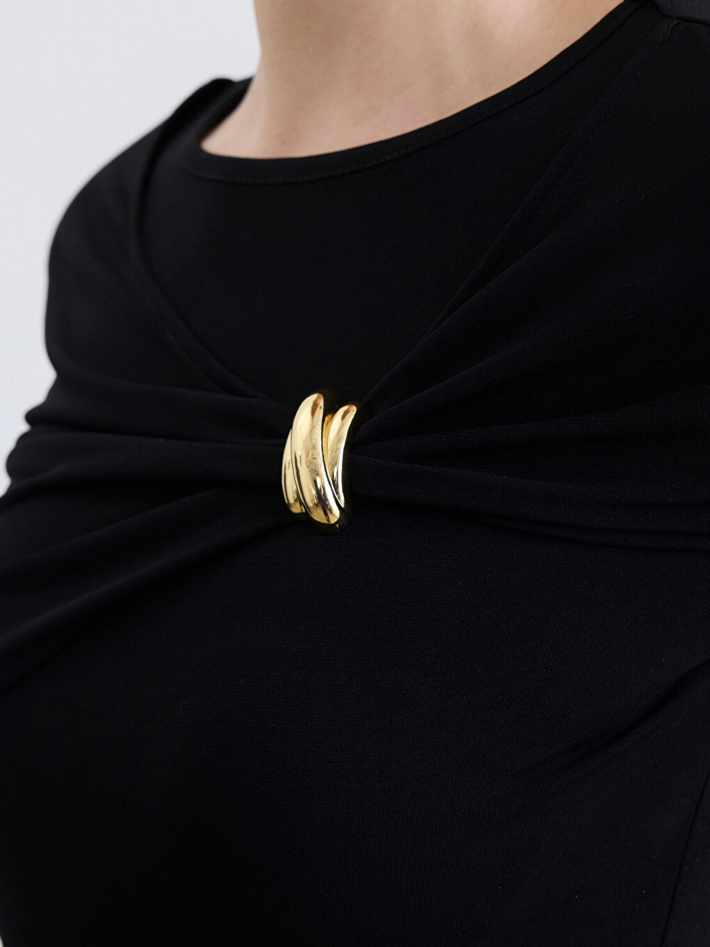 Siyah Bisiklet Yaka Büzgülü Toka Detaylı Kadın Body-2