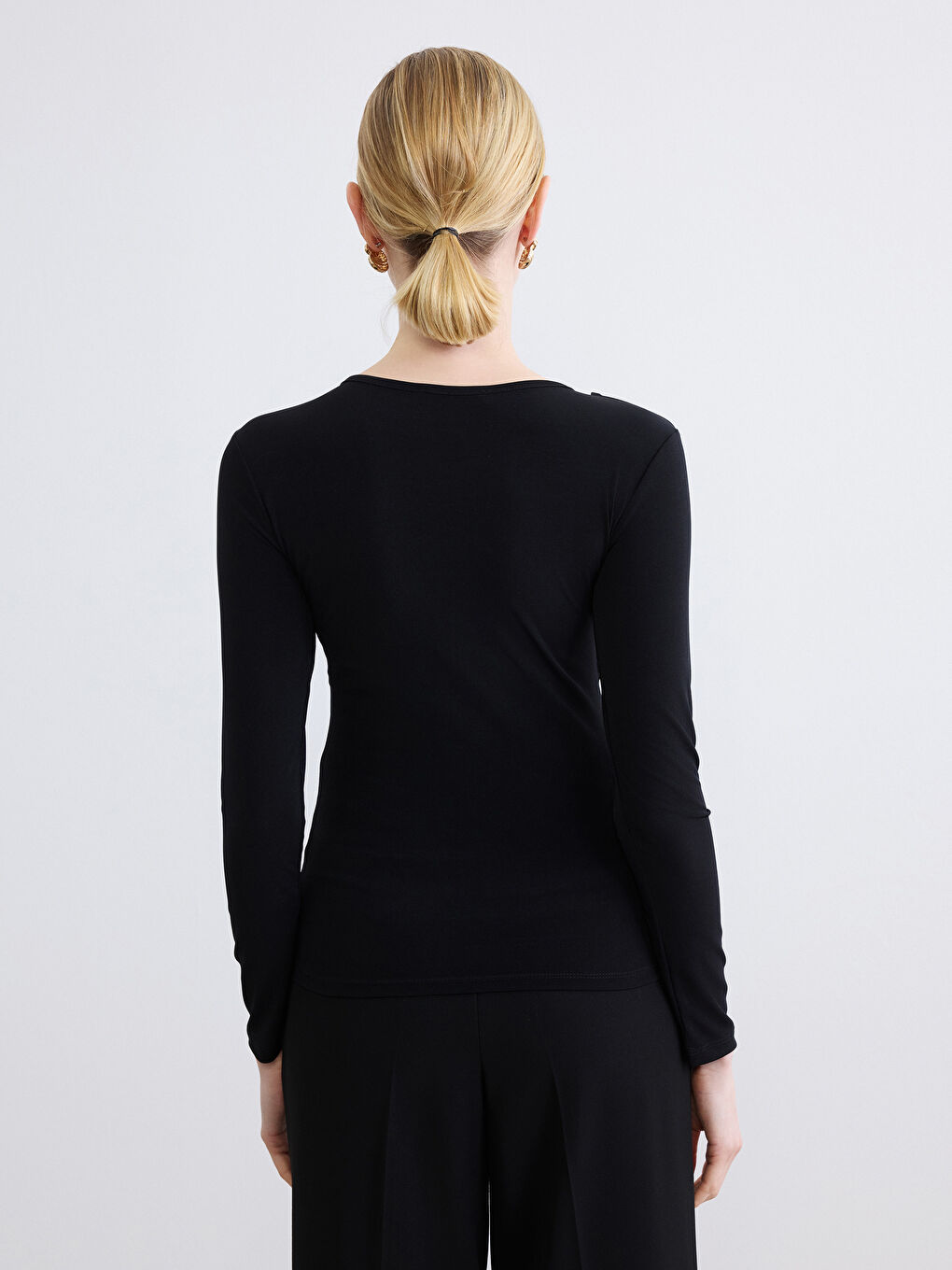 Siyah Bisiklet Yaka Büzgülü Toka Detaylı Kadın Body-3