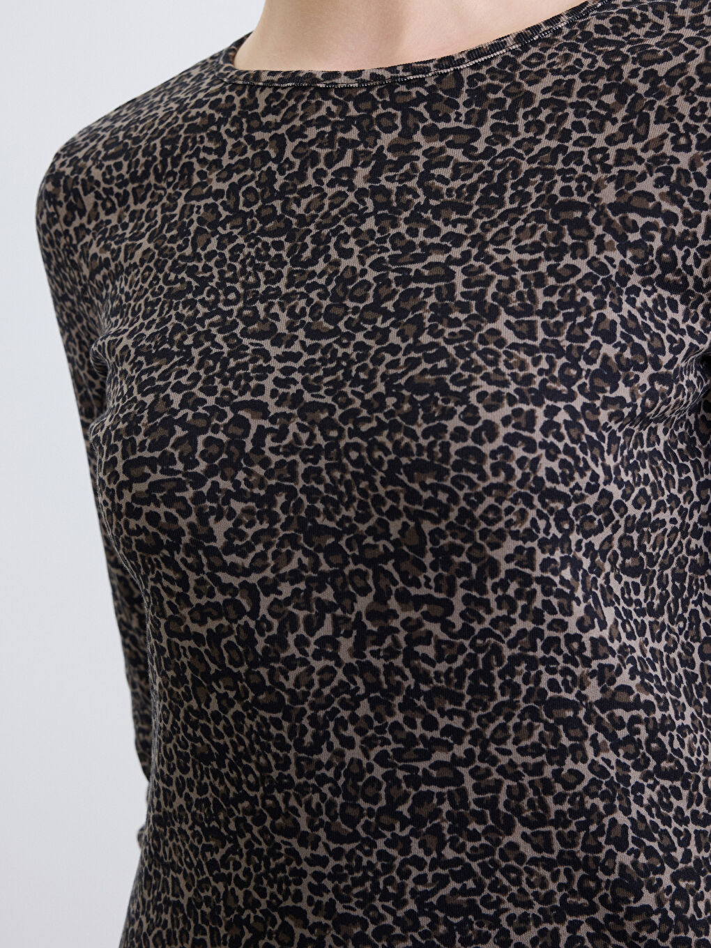Bluza sa leopard printom i okruglim izrezom-3