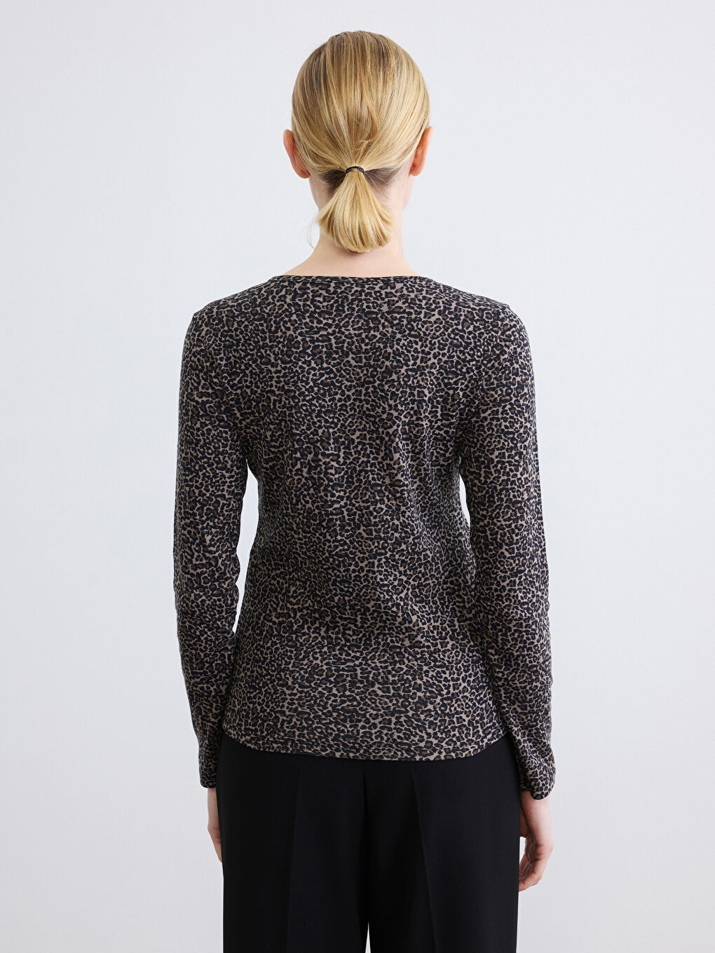 Bluza sa leopard printom i okruglim izrezom-4
