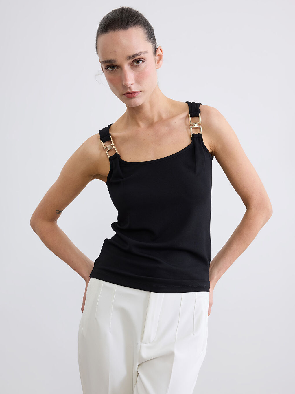 Siyah U Yaka Toka Detaylı Büzgülü Bluz