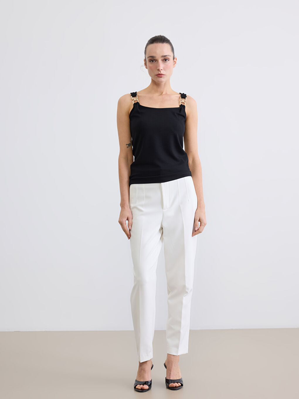 Siyah U Yaka Toka Detaylı Büzgülü Bluz-1