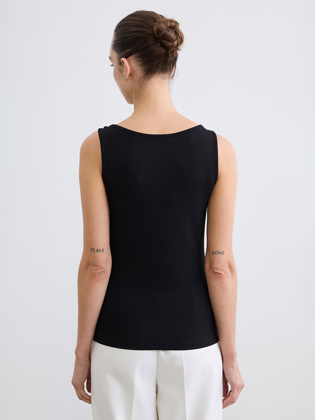 Siyah U Yaka Toka Detaylı Büzgülü Bluz-3