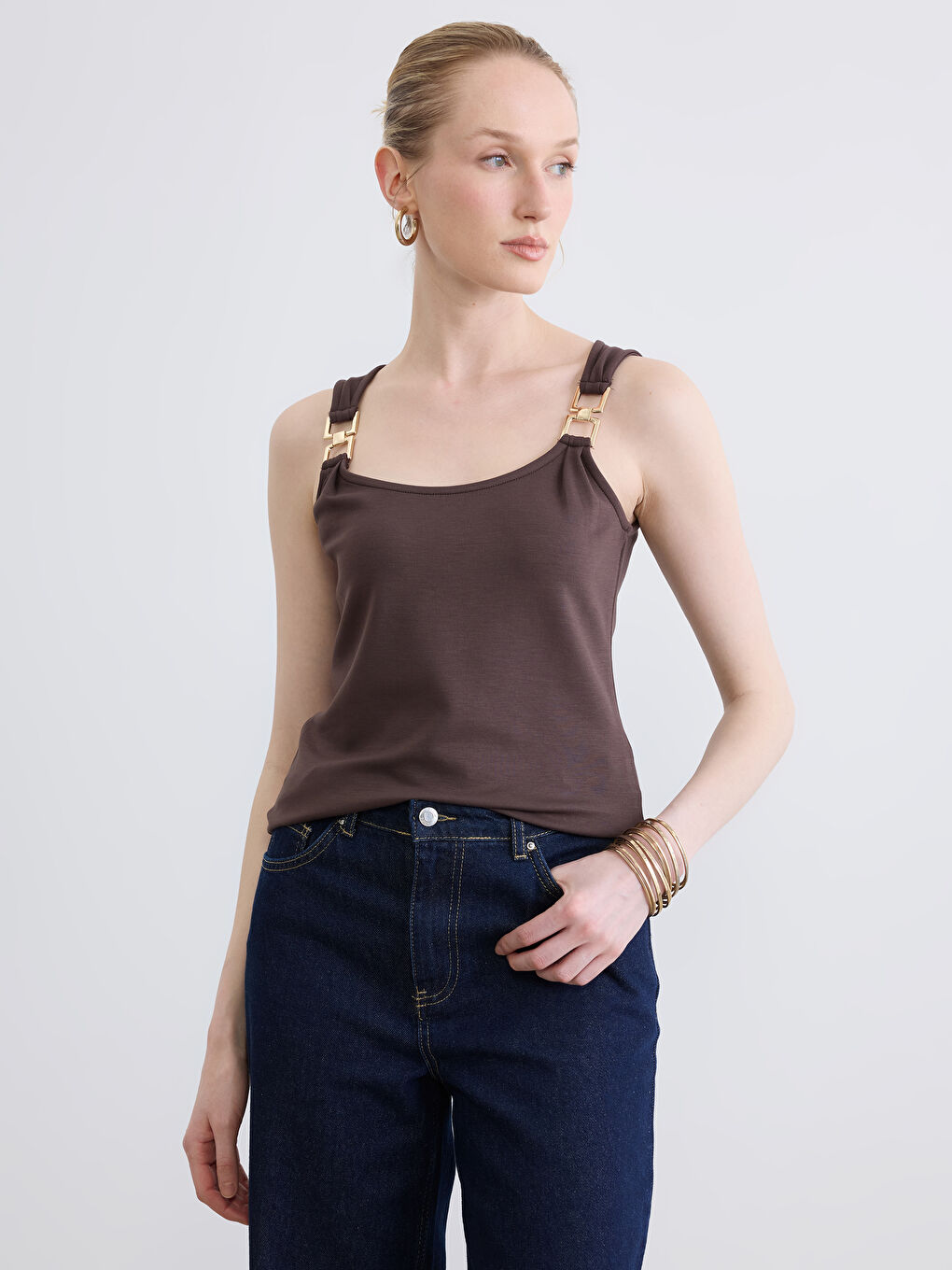 Kahverengi U Yaka Toka Detaylı Büzgülü Bluz