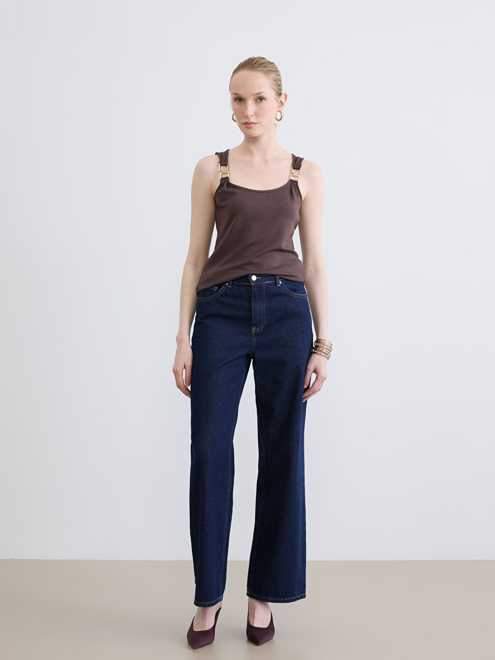 Kahverengi U Yaka Toka Detaylı Büzgülü Bluz-1