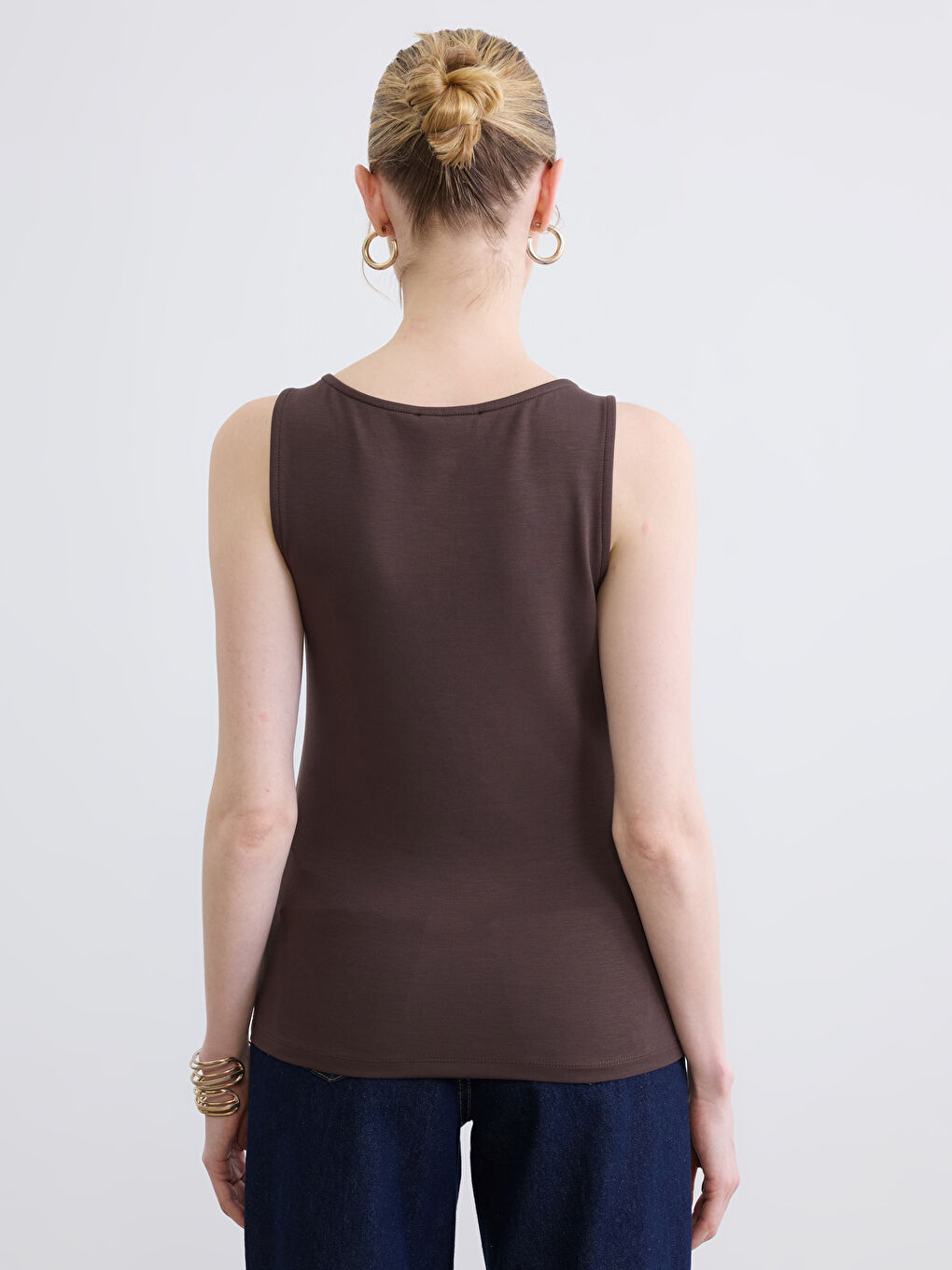 Kahverengi U Yaka Toka Detaylı Büzgülü Bluz-3