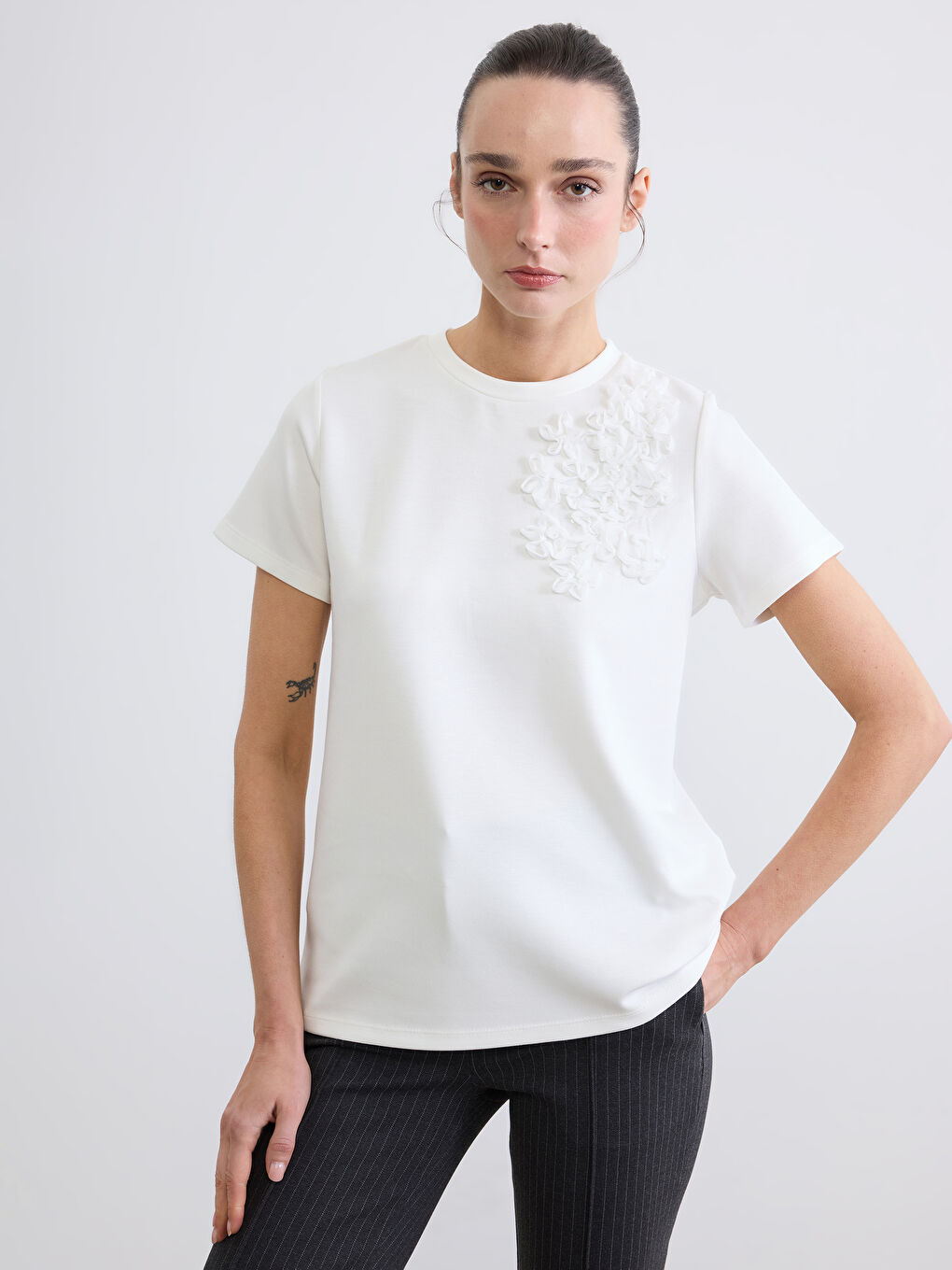 Тениска с кръгло деколте и цветен модел за жена