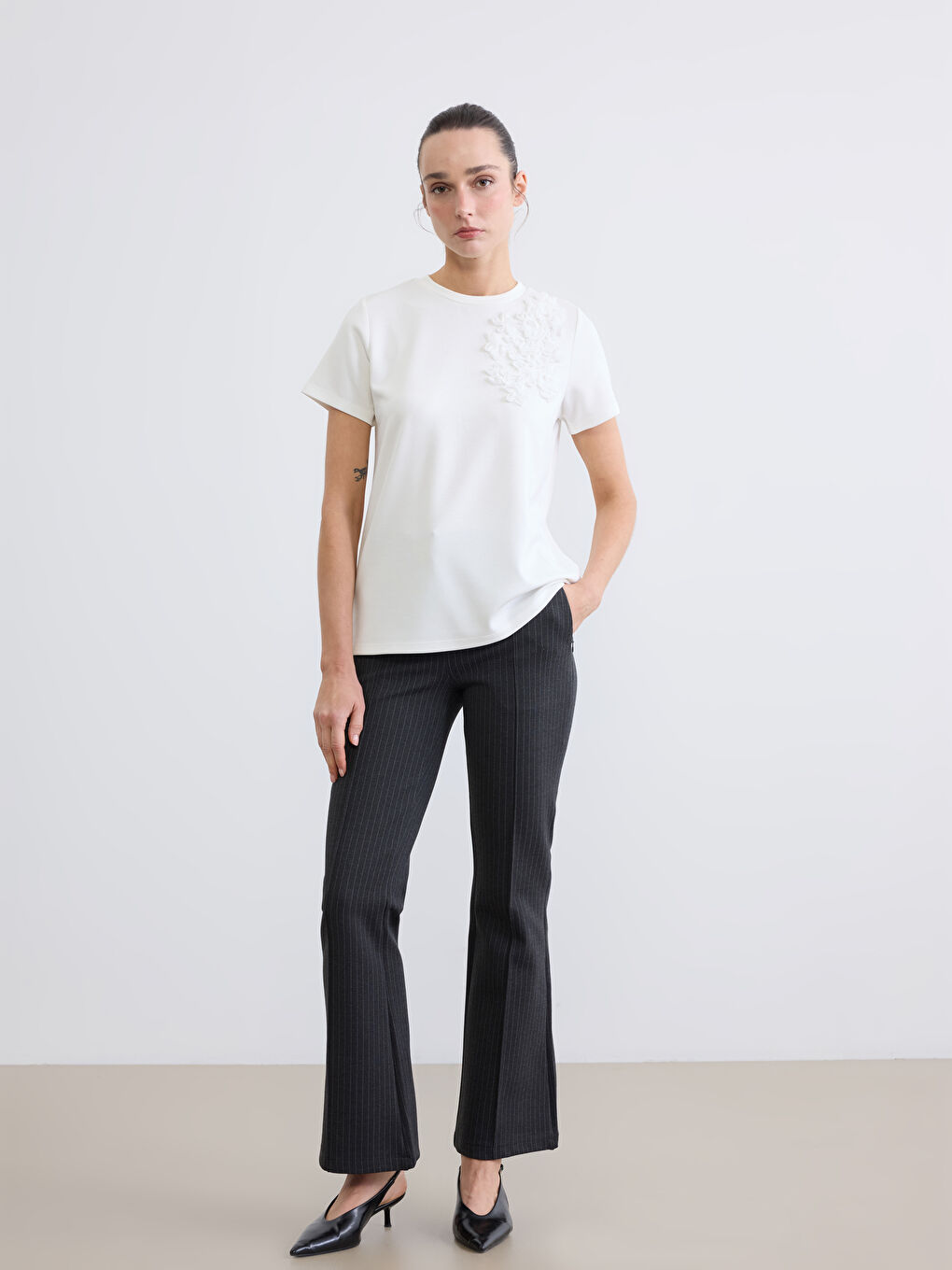 Тениска с кръгло деколте и цветен модел за жена-1