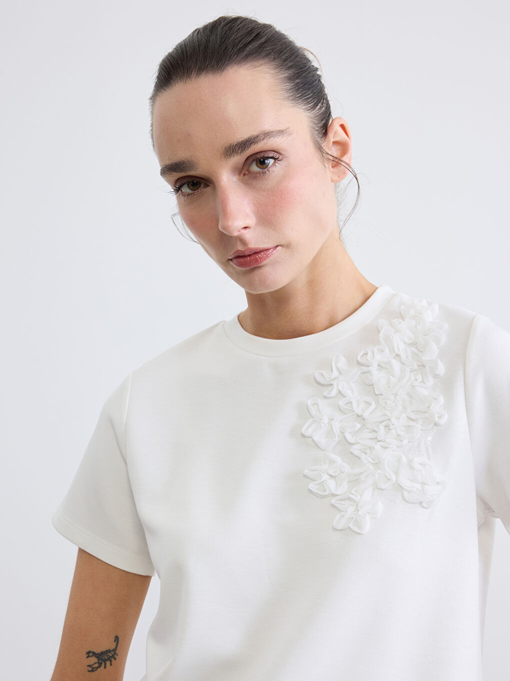 Тениска с кръгло деколте и цветен модел за жена-2