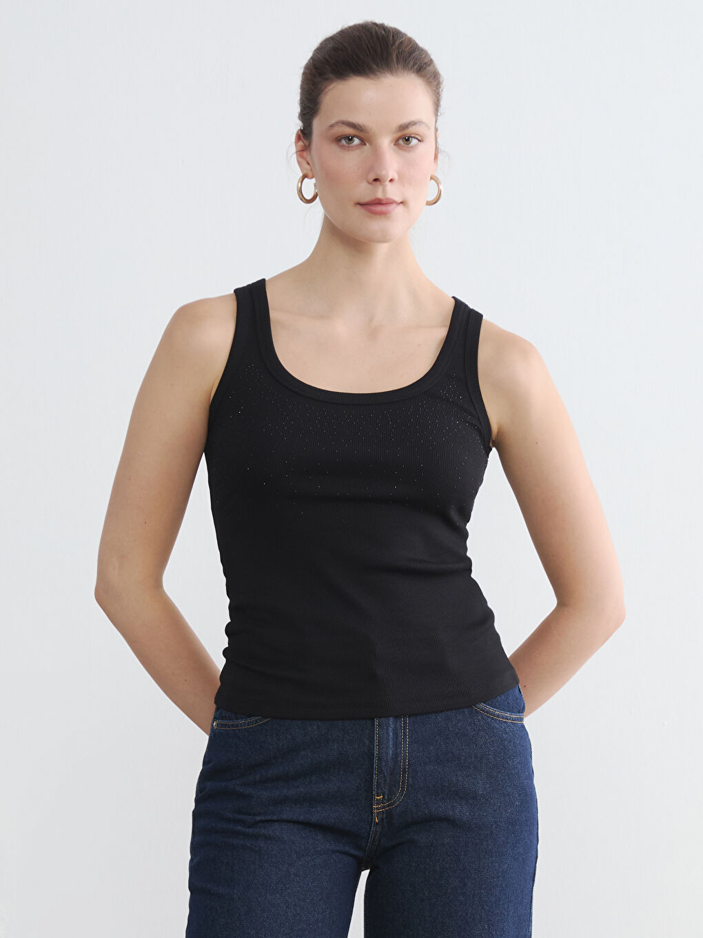 Siyah U Yaka Taşlı Kadın Atlet