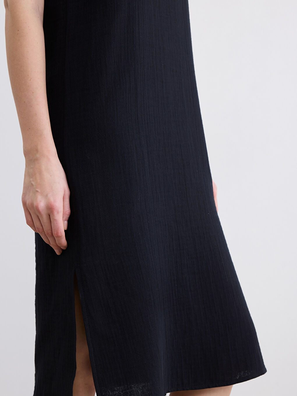 Siyah Polo Yaka Yırtmaçlı Elbise-2