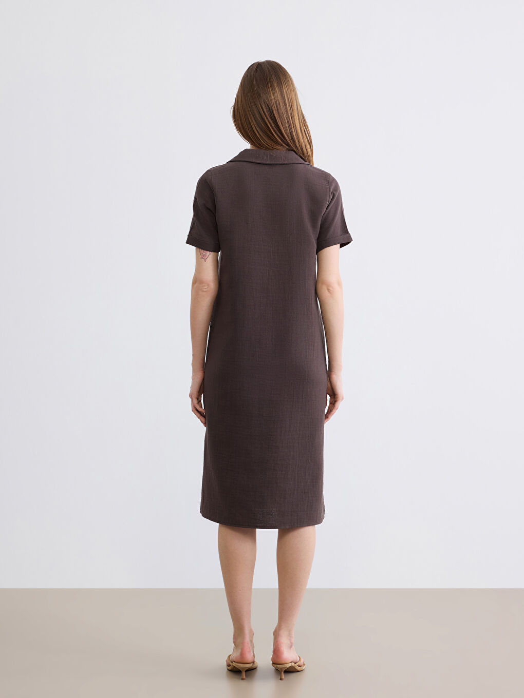 Kahverengi Polo Yaka Yırtmaçlı Elbise-3