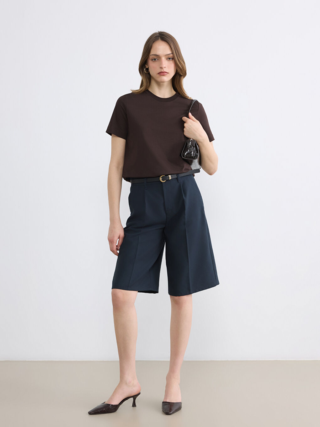 Kahverengi Bisiklet Yaka Kadın Tişört-1