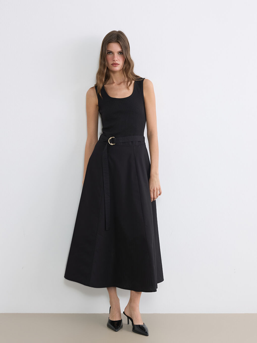 Siyah Kemerli Belden Oturtmalı Elbise