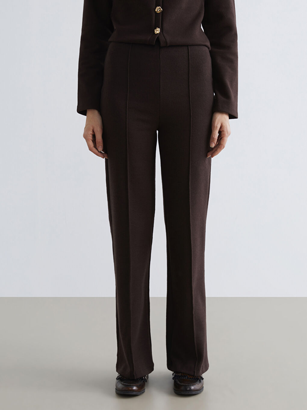 Effortless elegance meets everyday comfort in our wide-leg knit trousers, designed with a flattering elasticated waist.-1